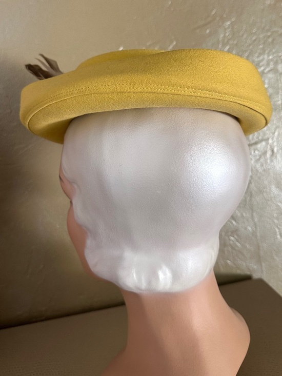 DAZZLING 1940s\' YELLOW FELT FEDORA - UPTURNED 2 PIECE BRIM+ IVORY/BROWN FEATHERS main image 13